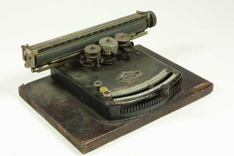 Typewriter - Gundka-Werk, Frolio Model 3, circa 1926