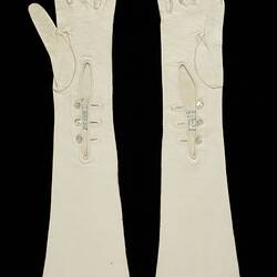Long cream leather gloves.