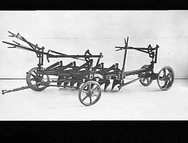 10 DISC `SUNDERCUT' (TRACTOR LEVERS): MARCH 1938