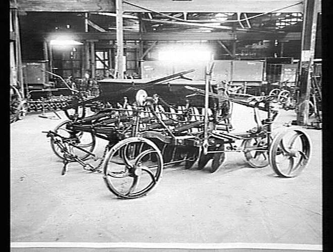 SUNDERSEEDER FRONT WHEEL DRIVE FRONT VIEW