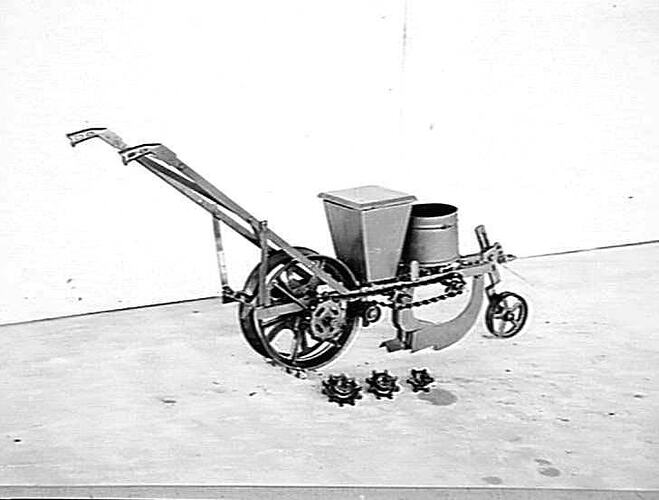 `SUNSHOE' SEED & FERTILIZER PLANTER: CIRCA 1925