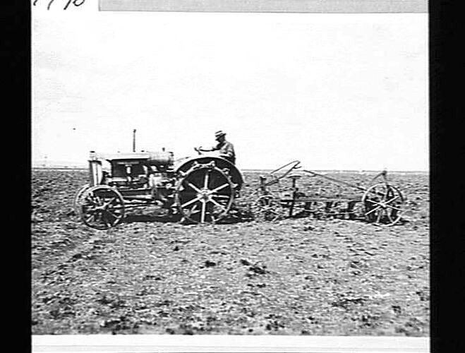 `SUNRISE' S.J.M.B. PLOW ON ESLER BROS' FARM, PITTSWORTH, QLD. SEPT 1929