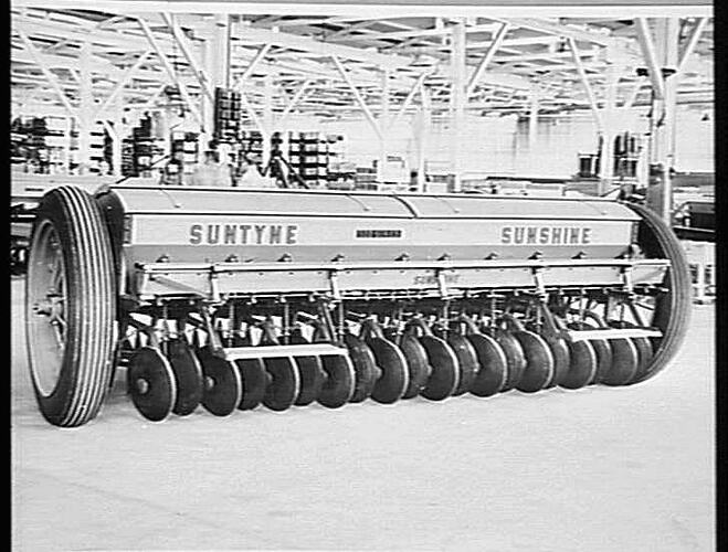 20 ROW `SUNDISCER' W/- SMALL SEEDS BOX: APRIL 1956