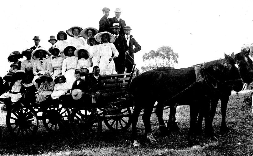 [On the way to a picnic, Kaniva, about 1910.]