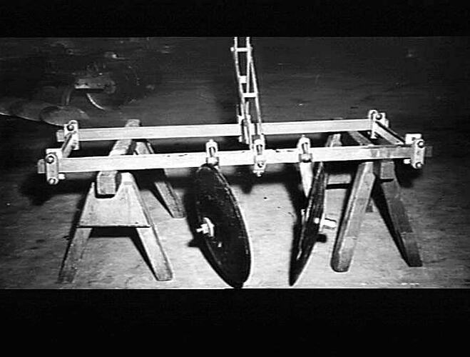 3-POINT TOOLBAR WITH SINGLE UNIT DISC CULTIVATORS: AUG 1953
