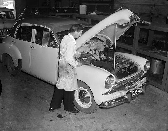 Swanston Batteries Co, Man Changing a Car Battery, Melbourne, 10 Jun 1959