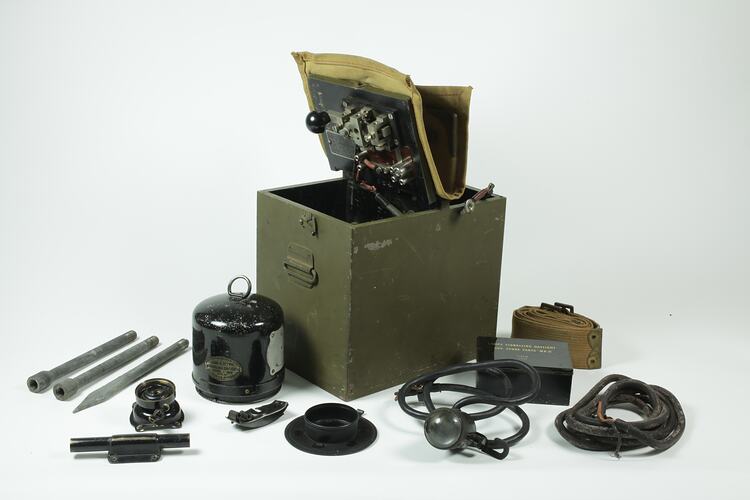 Morse signalling lamp and its parts