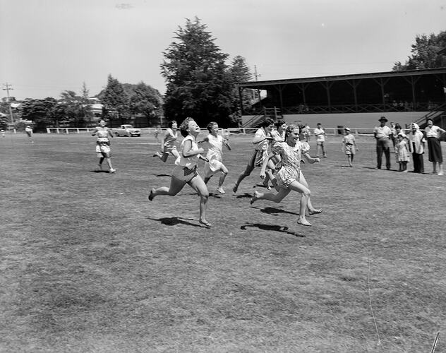 Commonwealth Fertilizers and Chemicals Ltd, Women's Foot Race, Frankston, Victoria, Jan 1959