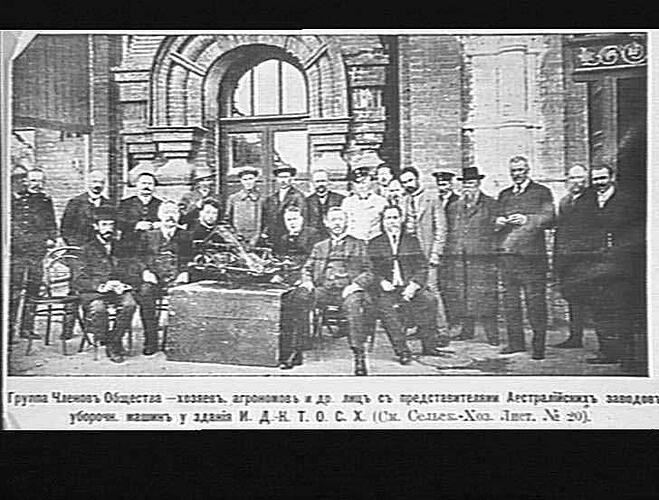 GROUP OF MEMBERS OF THE AGRICULTURAL SOCIETY: DR. LIEZ, OWNER OF THE ESTATE WITH FARMERS, AGRONOMISTS AND OTHERS AND REPRESENTATIVES OF AUSTRALIAN AGRICULTURAL MACHINERY MANUFACTURERS.