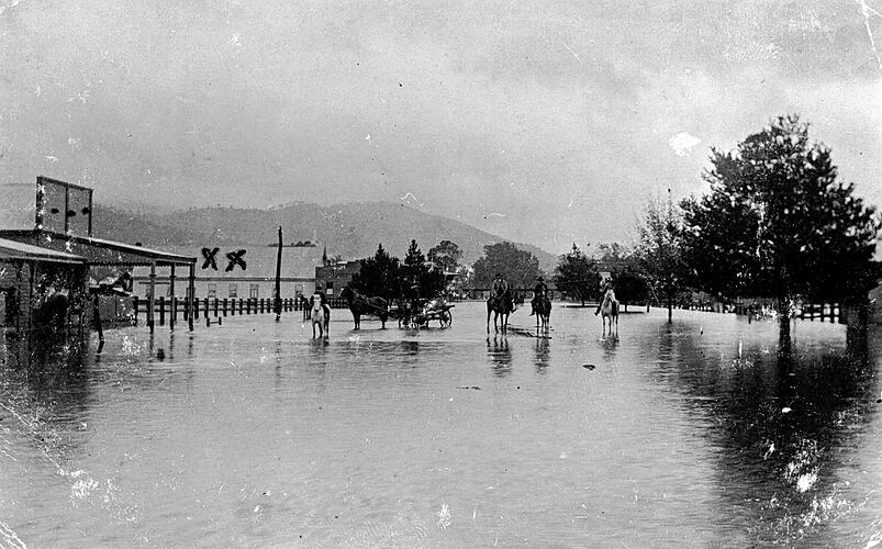 [Floodwaters in Tallangatta, 1909.]