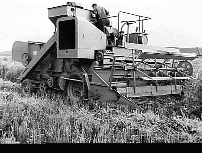 MARSHALL 12' SELFPROPELLED V8 TRACTOR. SPINAL FRONT. SCOTLAND 1944. (EXPERIMENTAL)