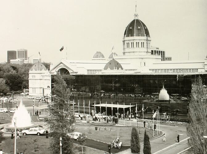 Photograph - Commonwealth Heads of Government Meeting, Arrival of Delegates, Centennial Hall, Royal Exhibition Building, Melbourne, 30 Sep-7 Oct 1981