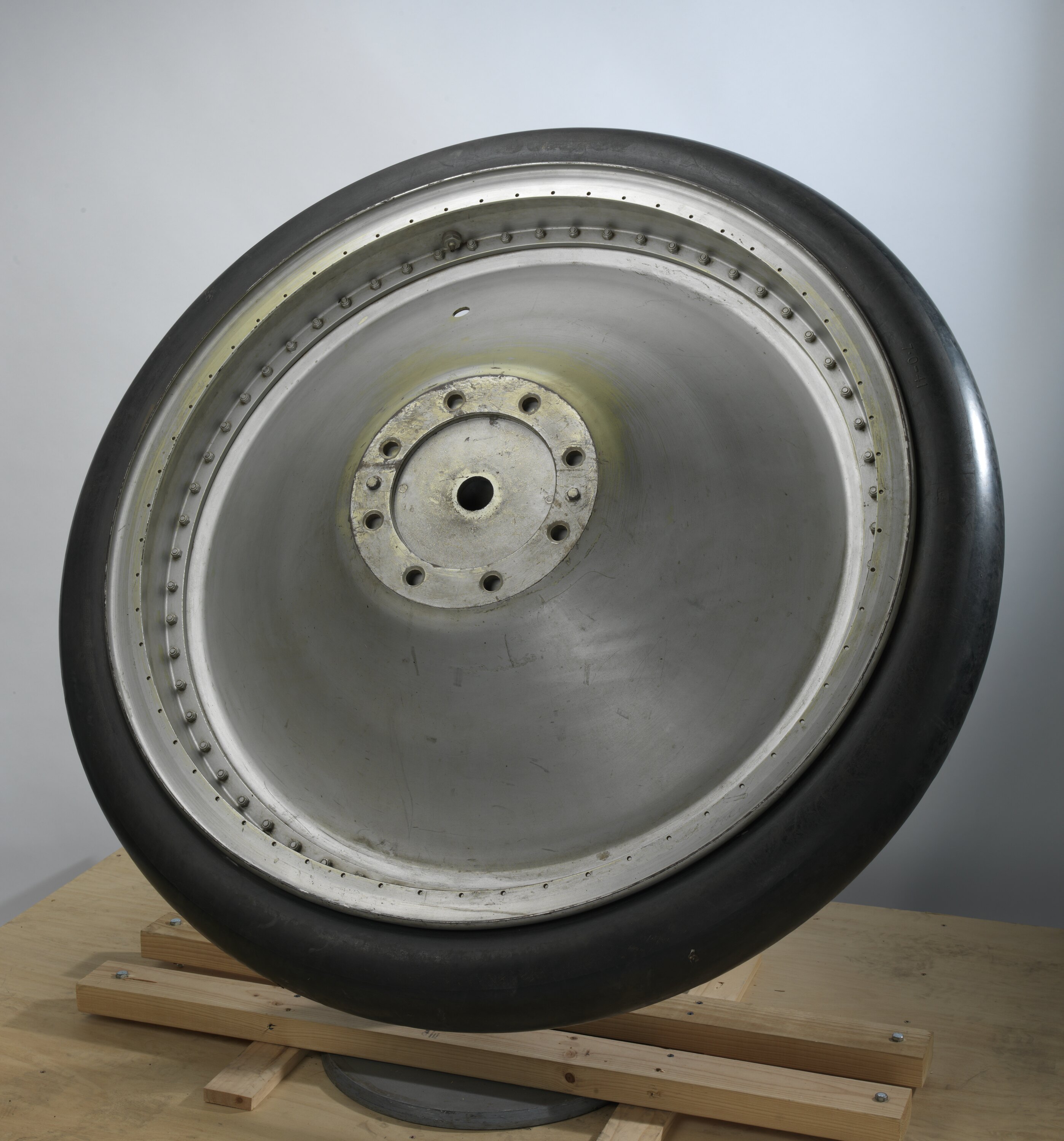 Wheel & Tyre - Dunlop Rubber Co., CN7 'Bluebird', Donald Campbell